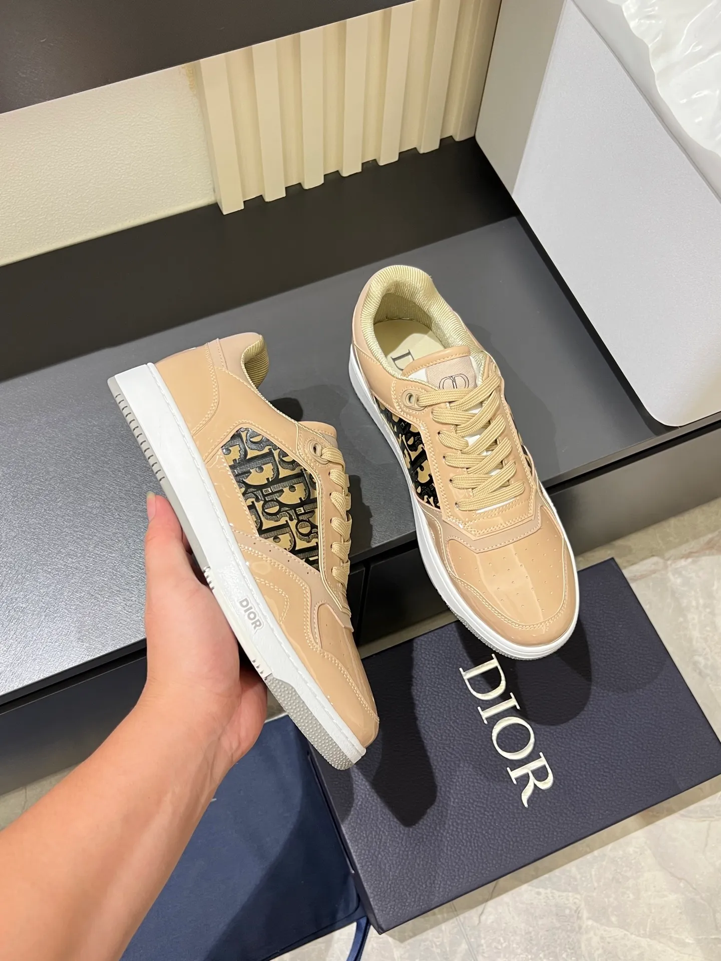 Men's shoes 💰p400 "Dio*" mid-top B27 casual sneakers. This B27 high-top sneaker is a new product in the series and continues Di*r's classic style. Crafted from gray and white smooth calf leather with beige and black Oblique print panels on the sides. The "CD Icon" shaped shoelace eyelets are clever and delicate, and the two-color rubber sole, rear collar and heel are all equipped with the brand's iconic details to enhance the style. Oblique printed straps at the ankle allow for an adjustable fit to complement the overall design. Fashionable and versatile, it can complement any look. Create an exquisite design with unique dynamic vitality and modern atmosphere, presented in low-top and high-top styles. This new must-have shoe adds a new dimension to Dior's archive heritage, embodying modern elegance. Purchase the original version and make it 1:1. If you need top quality, please come to me! Male 38-44!